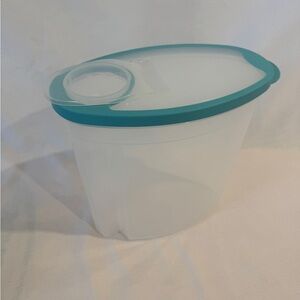 Rubbermaid Flex and Seal Cereal Keeper Food Storage Container, 1.5 Gallon Blue